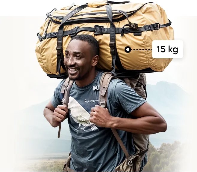 Kilimanjaro-portør som bærer en 15 kg duffelbag for ekspedisjon Kilimanjaro-portør som bærer en 15 kg duffelbag for ekspedisjon