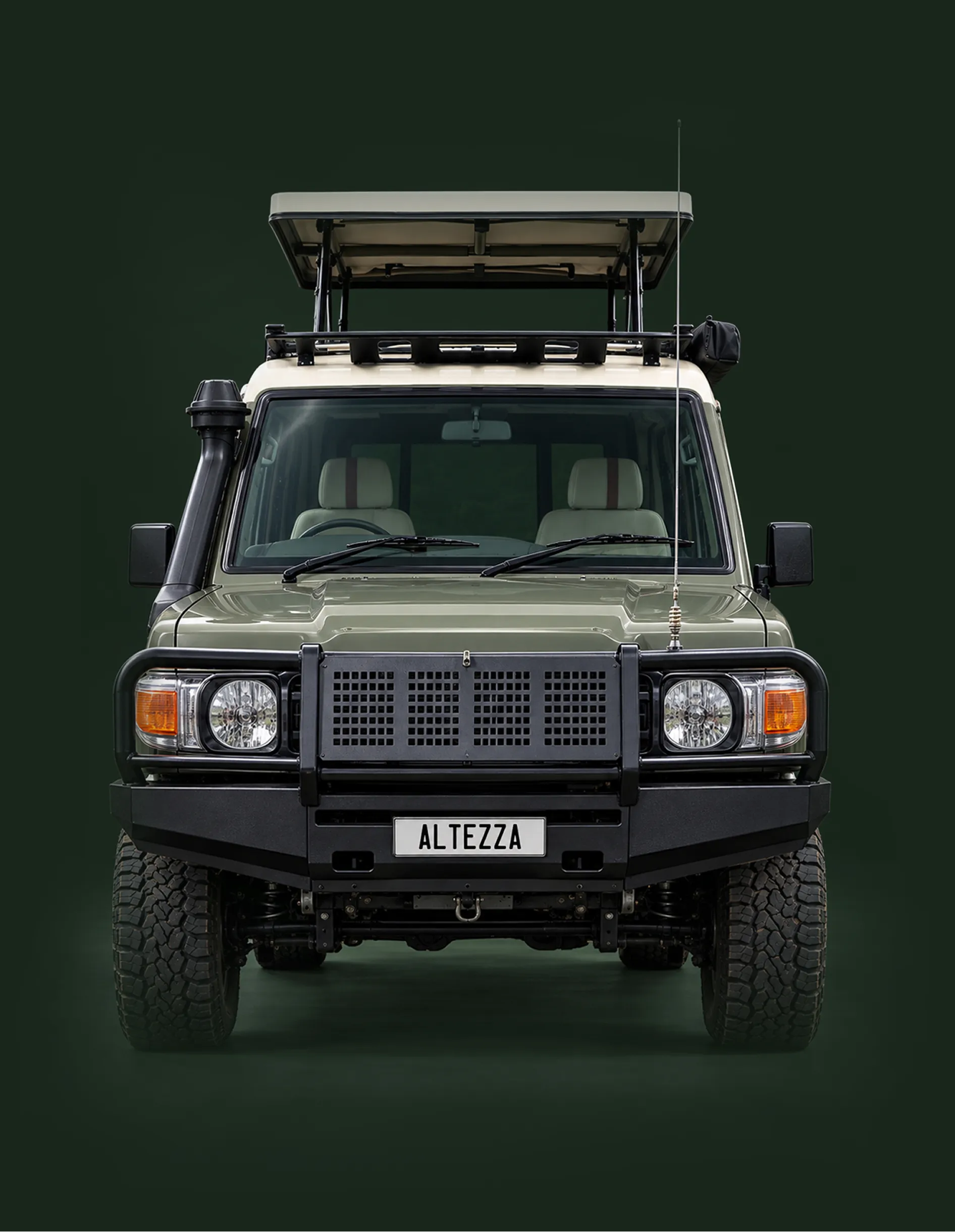 Altezza Land Cruiser for safari, sett forfra, med taket hevet