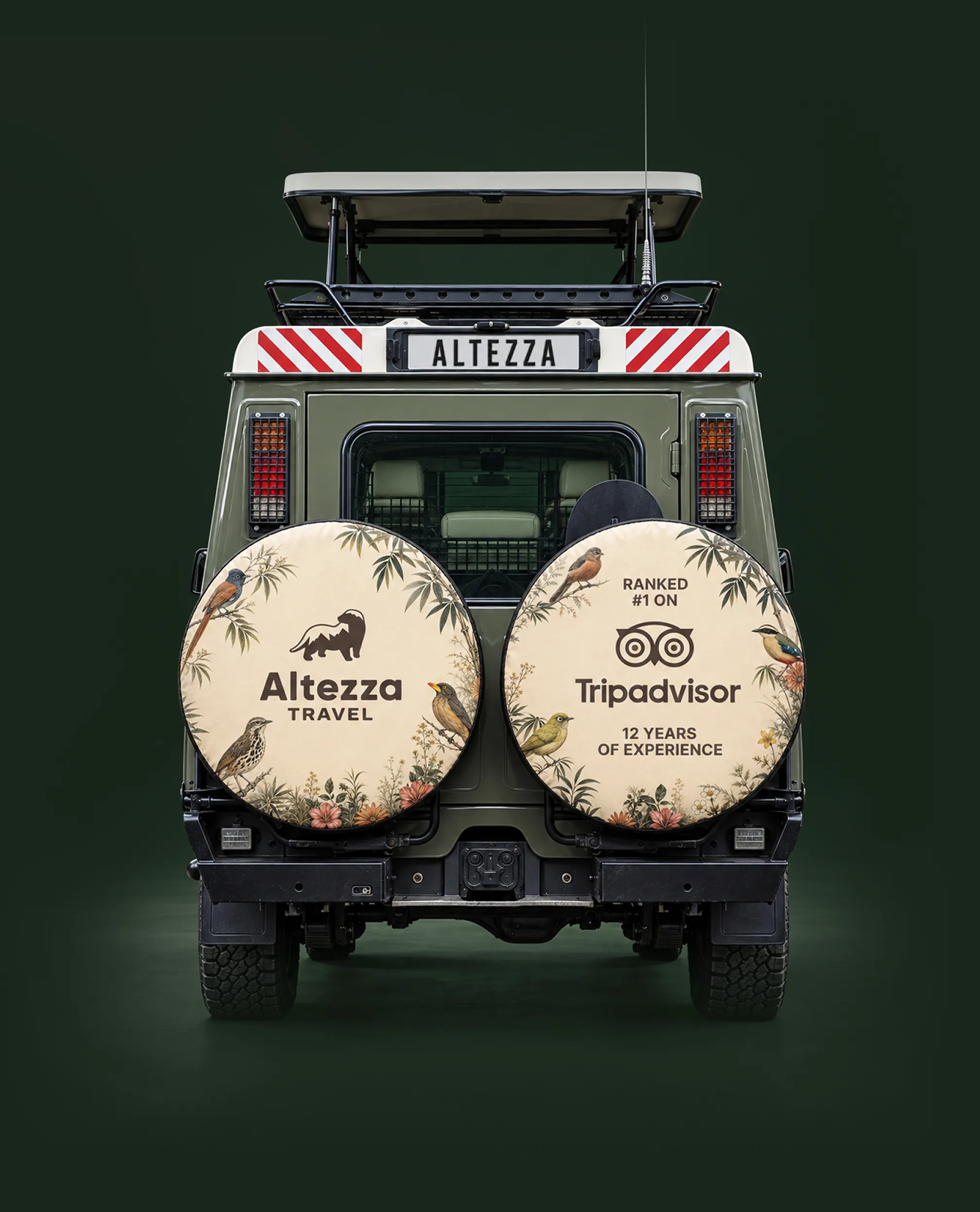 Altezza Land Cruiser for safari, sett bakfra, med panoramataket hevet