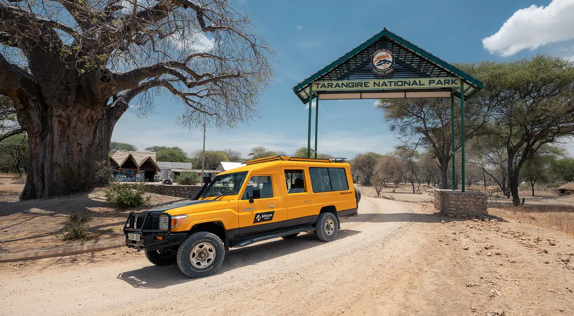 Altezza Travels safarijeep ved inngangsporten til Tarangire nasjonalpark